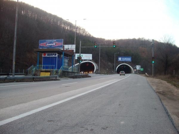 Възстановено е движението в тунел Траянови врата