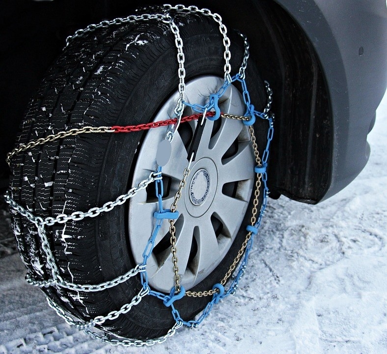 Трябва ли автомобили без  зимни гуми да са задължително с вериги?