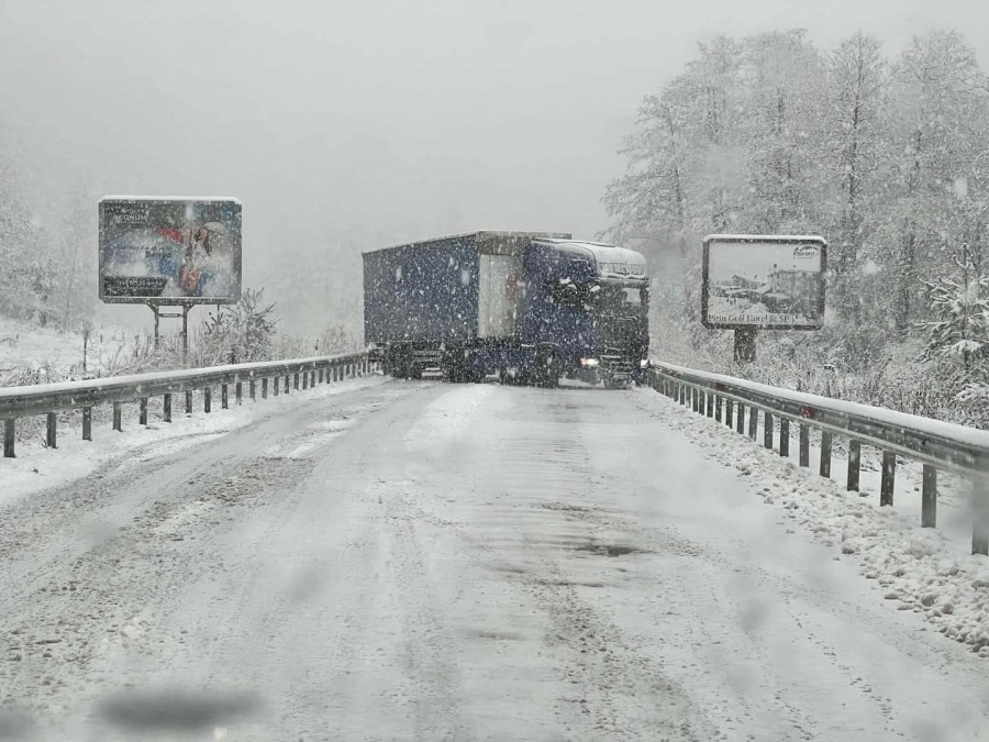 Силен снеговалеж и обърнат тир блокираха движението на прохода Предел