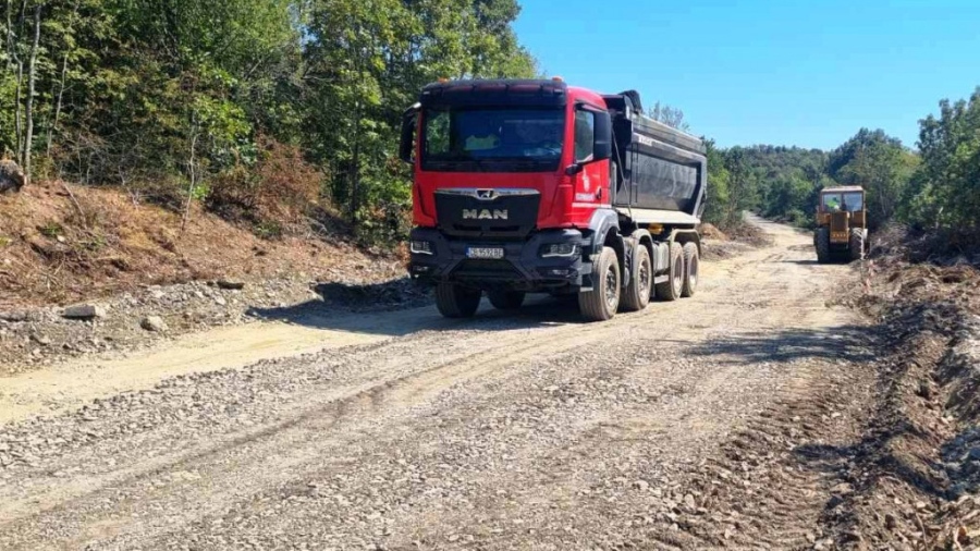 През септември започва асфалтирането на пътя Босна - Визица