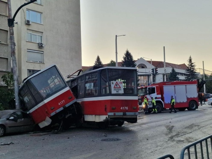 Трамвай без ватман дерайлира и се вряза в подлез в София – по чудо няма жертви