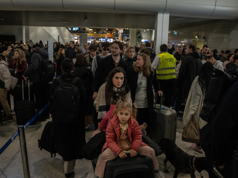 Гърция възстанови полетите след масов срив в радиовръзките