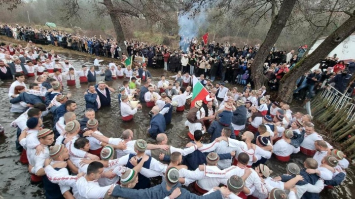 Стотици мъже влязоха в ледената Тунджа за Богоявление в Калофер