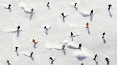 Скиори оформиха сърце в памет на жертвите от пожара в Кран-Монтана