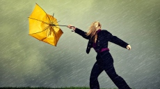 Студът се връща: жълт код за вятър и обилни валежи в страната