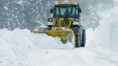 261 снегорина чистят пътищата, камионите не минават през Троянския проход заради снеговалеж