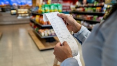 Кошница с основни храни поскъпна с 42 стотинки за година