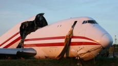 Спасители в Индонезия намериха отломки от изчезнал самолет