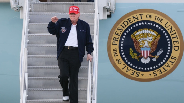 Самолетът на Тръмп се върна в САЩ заради технически проблем по пътя за Давос