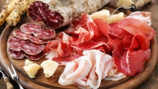 СЗО включва колбасите и бекона сред рисковите храни за рак на дебелото черво