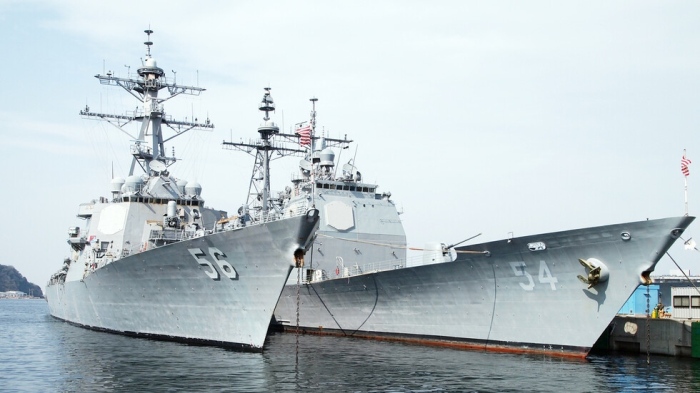 САЩ изпращат самолетоносач и бойни кораби към Иран