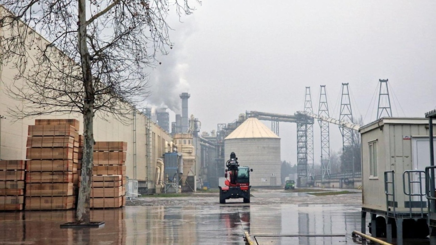 Съдът в Бургас спря предварителното изпълнение срещу линия на Кроношпан във Велико Търново