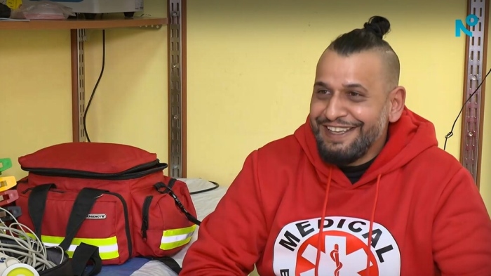 Парамедик от Елена помага доброволно на местните и лекува с музика хората