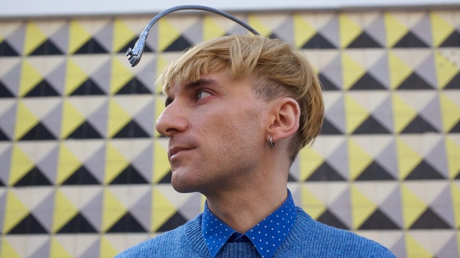 Нийл Харбисън превърна цветовете в звук с имплантирана антена в главата си