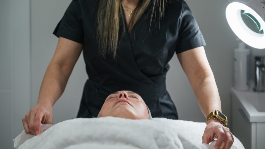 Прокуратурата проверява салон в Бургас за тайни видеа с голи клиенти онлайн