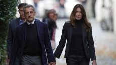 Съд във Франция гледа иск срещу Саркози и Карла Бруни