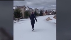 Семейство излезе с кънки по заледените улици на тексаски град след студена нощ