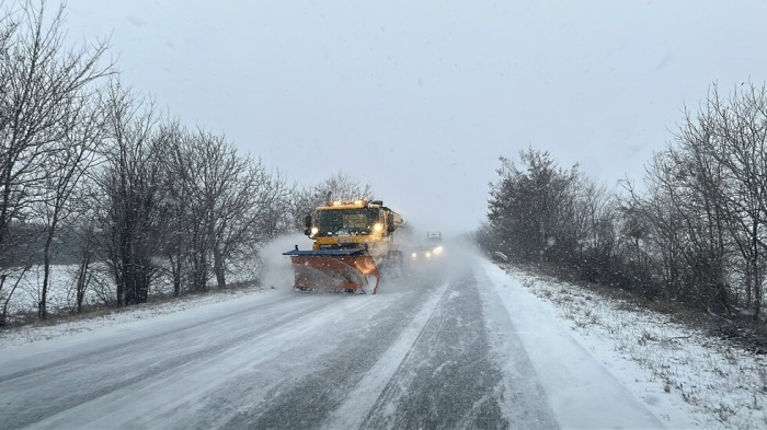 Над 1200 машини чистят пътищата, движението остава възможно при зимни условия в страната