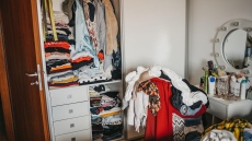 Народни вярвания предупреждават да не оставяме дрехи на тези места