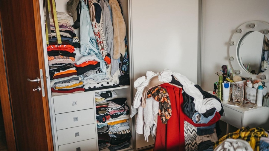 Народни вярвания предупреждават да не оставяме дрехи на тези места