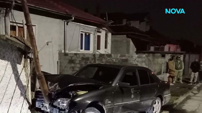 Непълнолетен без книжка удари кола в стълб и събори ограда в Разград