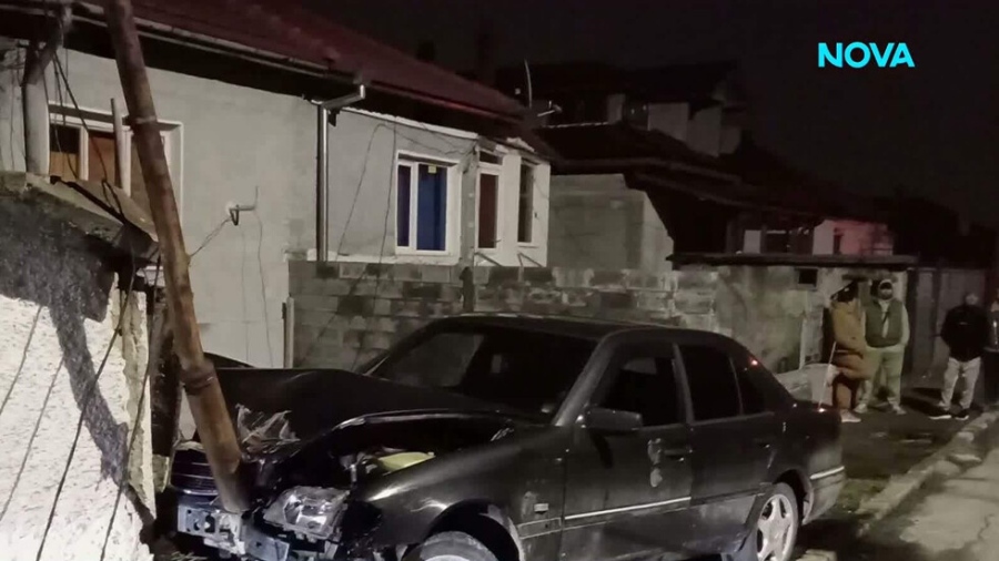 Непълнолетен без книжка удари кола в стълб и събори ограда в Разград