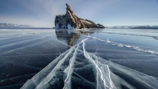 Водолази извадиха осем тела от езерото Байкал след пропадане