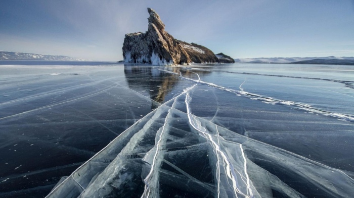 Водолази извадиха осем тела от езерото Байкал след пропадане