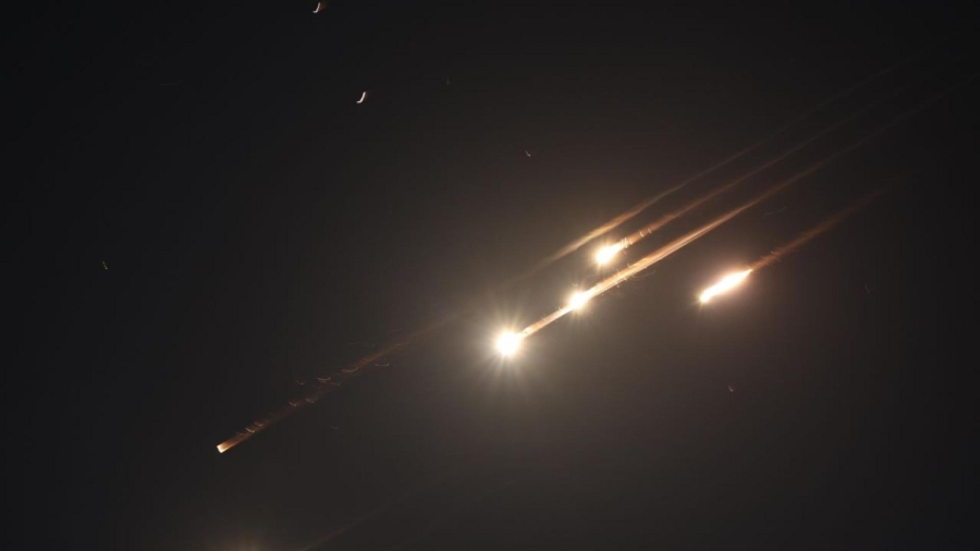 Членове на семейството на Хаменей загинаха при удар в Техеран