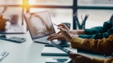 Държавният сектор изпревари частния по заплати и брой заети