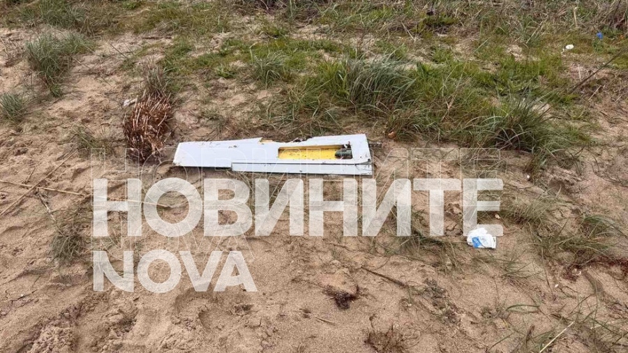 Морето изхвърли крило от военен дрон на плажа в Крайморие