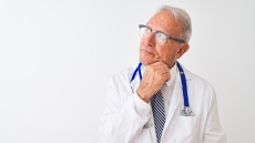 Една трета от лекарите у нас са пенсионери