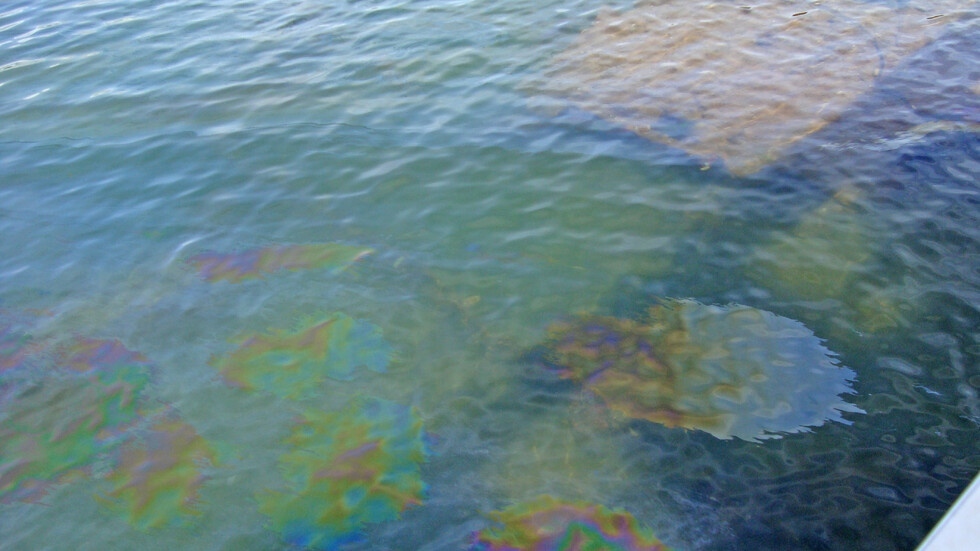 Петролен разлив блокира трафика в пристанището на Антверпен