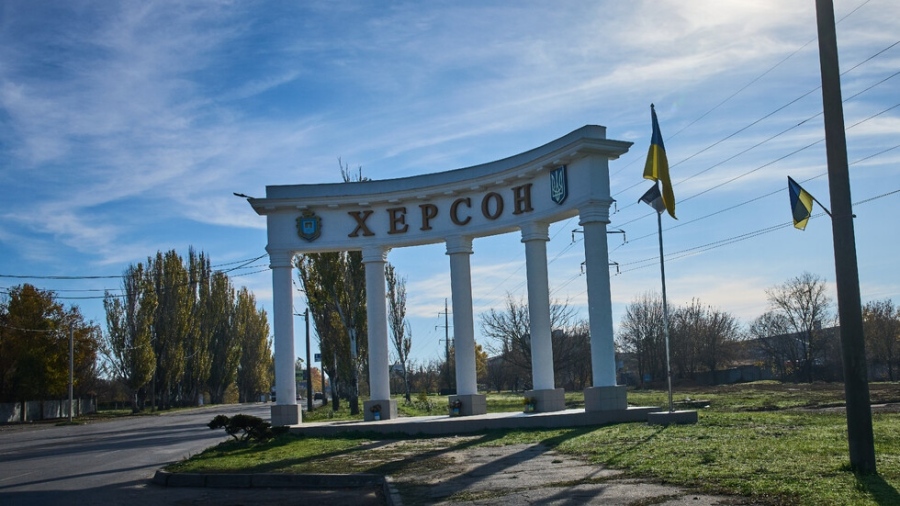 Руски дрон удари автобус в Херсон, двама загинаха