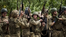 Украйна вдига заплатите в армията и търси чужди доброволци