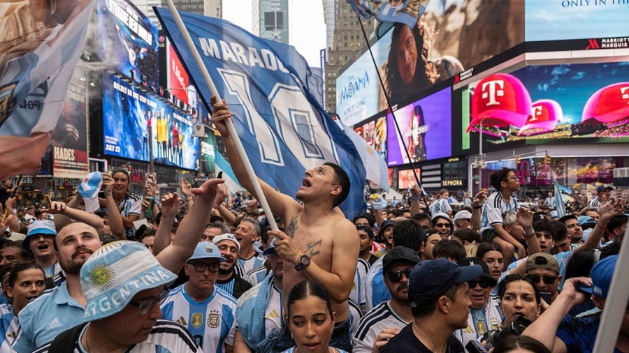Фенове на Аржентина и Испания изпълниха Ню Йорк преди финала