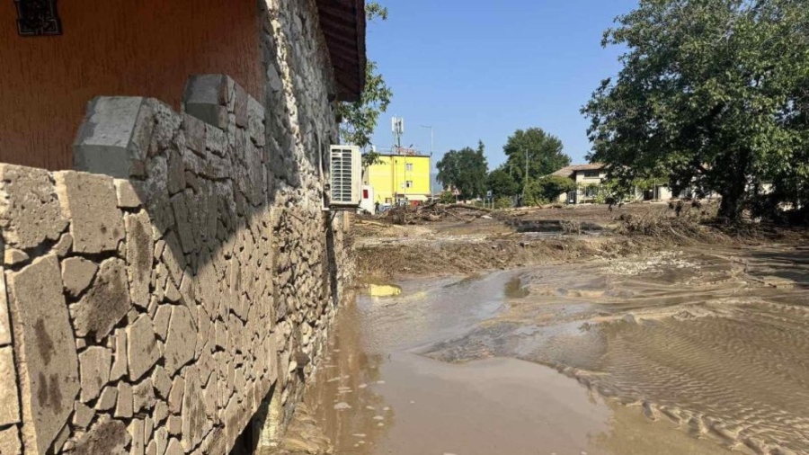 Бедствено положение в Струмяни след преливане на две реки