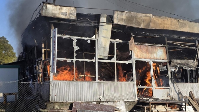 Пожар унищожи техника и автомобили в търговска база в Свищов