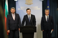 Предлагат дефибрилатори за 2300 автомобила на МВР