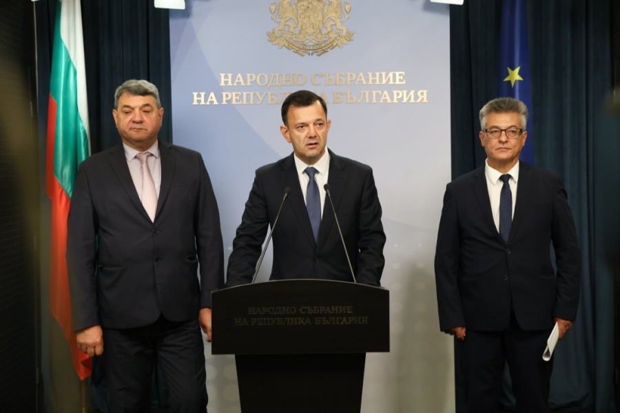 Предлагат дефибрилатори за 2300 автомобила на МВР