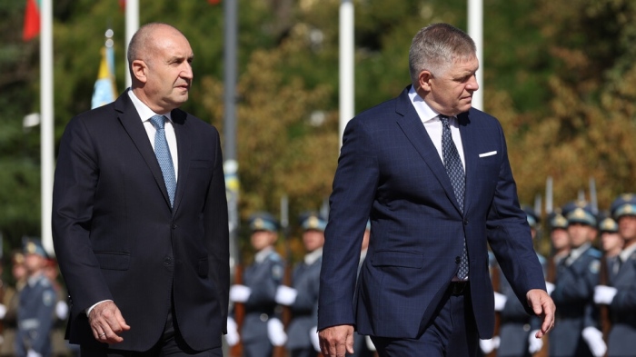 Румен Радев посрещна Роберт Фицо с церемония в София