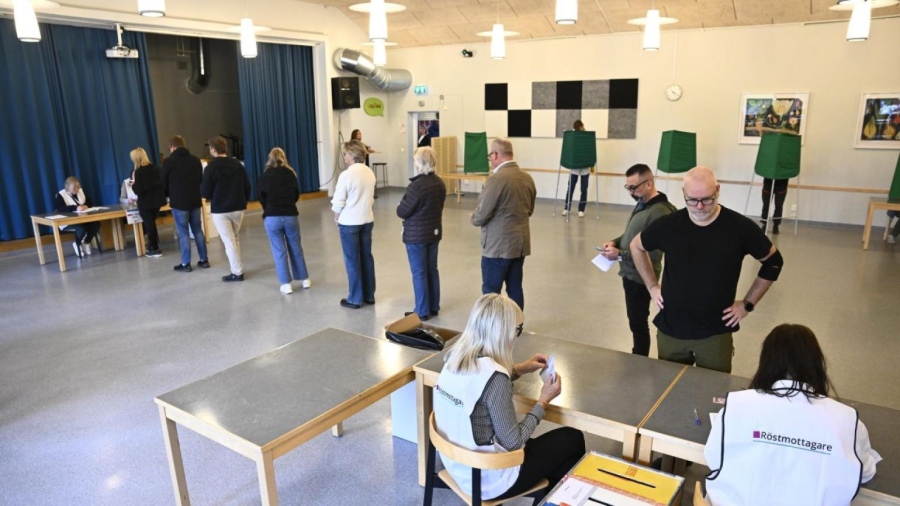 Швеция избира парламент в оспорвана битка между два блока