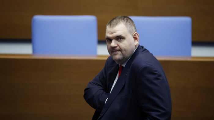 МВР праща в прокуратурата данни за полетите на Делян Пеевски