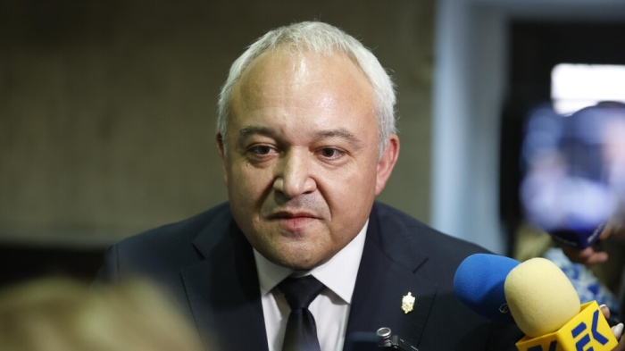 Демерджиев поиска НАП да провери разходите за полети на Пеевски