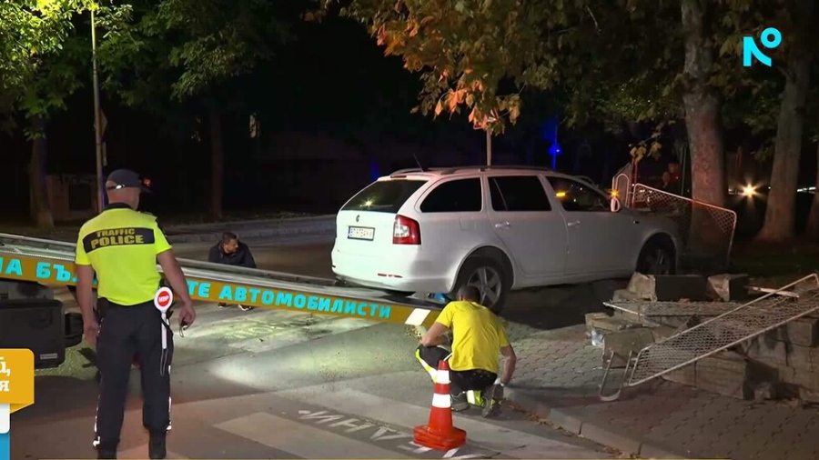 Кола се вряза в ограда на детска градина във Велико Търново