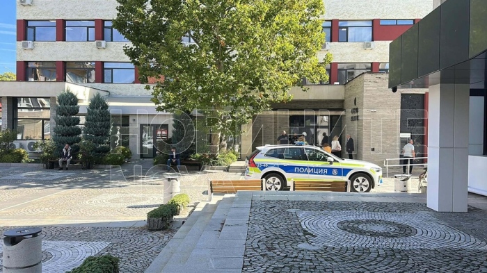 Нови бомбени заплахи затвориха съдилища и общината в Казанлък