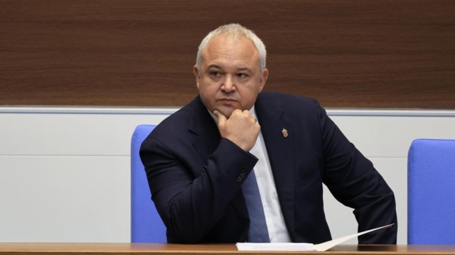 Парламентът ще изслуша Демерджиев за мантинели и полетите на Пеевски