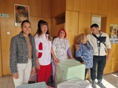 Семейство дари вещи за новородени в болницата в Смолян