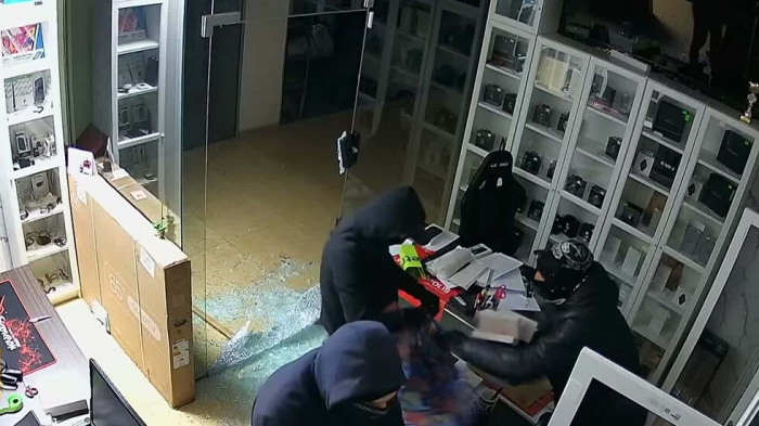 Маскирани откраднаха телефони за близо 100 000 евро в София