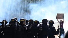 Франция арестува 1200 души след безредици по време на масови протести